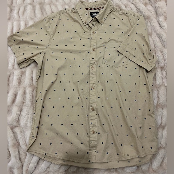 6 Button Shirt Bundle (Different Sizes) - Picture 6 of 16